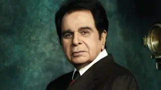 Dilip Kumar better, honoured with Living Legend Lifetime Award Thumbnail