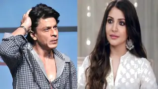 Shah Rukh Khan ACCUSES Anushka Sharma for stalking him! Thumbnail