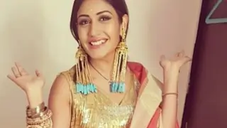 #Stylebuzz: When Surbhi Chandna Added Some Bling To A Traditional Saree In Total Style! Thumbnail