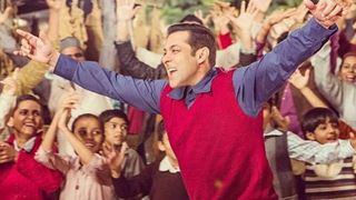 Here's the MAKING video of Tubelight's song 'Radio'! Thumbnail