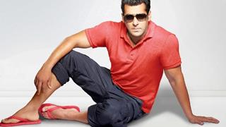 #Hilarious: This video of Salman EATING his jeans is going viral! Thumbnail