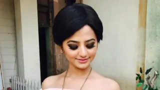 #Stylebuzz: Helly Shah Aka Devanshi's Dark Sparkly Eyes And Fluttery Long Lashes Are Captivating Thumbnail