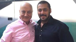 Salman wishes luck to Anupam Kher for 'Ranchi Diaries' Thumbnail