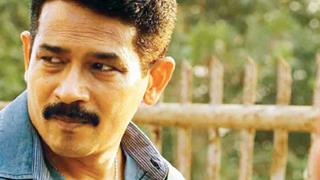 Doing sword-fighting stunts myself in 'Manikarnika': Atul Kulkarni Thumbnail