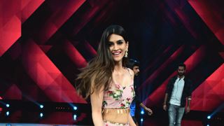 #Stylebuzz: Kriti Sanon Unfurls Her Floral Lehenga On The Sets Of Dance Plus 3 Thumbnail