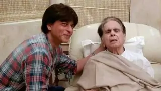 'Mooh bola beta' SRK visits Dilip Kumar thumbnail