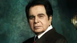 Fan messages make Dilip Kumar teary-eyed Thumbnail