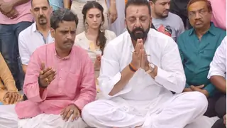 Sanjay Dutt performs 'shraadh' for parents in Varanasi Thumbnail