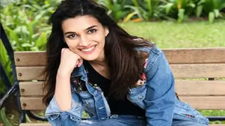 Watch Video:This is what keeps Kriti Sanon 'SMILING' all the time Thumbnail