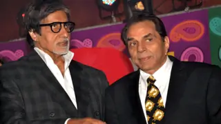 Dharmendra seems to be upset with Amitabh Bachchan Thumbnail
