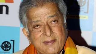 Shashi Kapoor wrapped in tricolour for last rites, gets three-gun Thumbnail