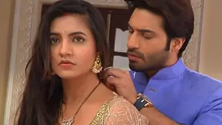 Suraj doesn't recognise Chakor, pulls a KNIFE on her in 'Udaan'! Thumbnail