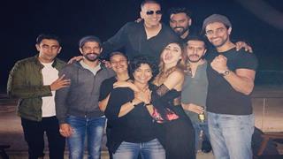 Akshay Kumar, Farhan Akhtar, Mouni party hard with the team of Gold Thumbnail