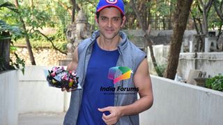 Impromptu B'day celebrations for Hrithik as fans galore at his house