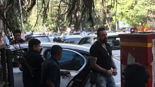 Sanjay Dutt visits Mahesh Bhatt's office for "Sadak 2" Thumbnail
