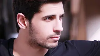 Legal trouble: FIRs have been filed against actor Sidharth Malhotra? Thumbnail