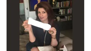 Twinkle Khanna challenges Aamir Khan to hold a pad & click a snap Thumbnail