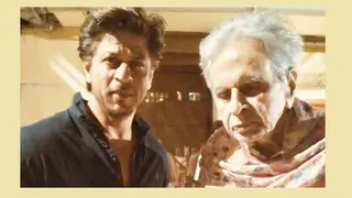 Photo: Shah Rukh Khan visits veteran actor Dilip Kumar thumbnail