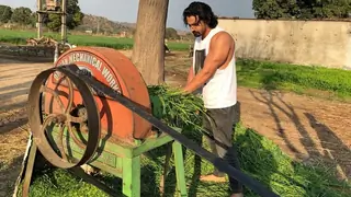 Keeping his stardom aside, Harshvardhan Rane indulged in... Thumbnail