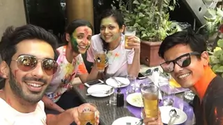 Mohit Sehgal & Drashti Dhami take the 'paper challenge' courtesy Sanaya Irani Thumbnail