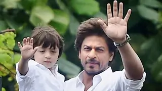 SRK goes skiing with 'champion' AbRam Thumbnail