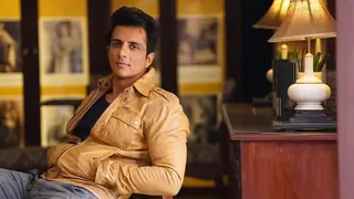 Sonu Sood joins Ranveer Singh and Sara Ali Khan in the 'Simmba' Gang! Thumbnail