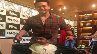 Tiger Shroff poses with his tiny Baaghi fan! Thumbnail