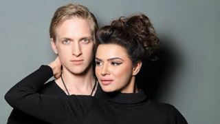 Aashka Goradia - Brent Goble give us some serious HOT Couple goals