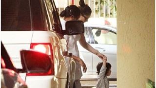 Taimur Ali Khan Seen Leading The Way For Mommy Kareena Kapoor! Thumbnail