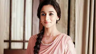 Alia Bhatt is OVERWHELMED with the response to "Raazi" Thumbnail