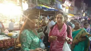 SPOTTED: Sara doing LOCAL shopping with mom Amrita on the streets Thumbnail