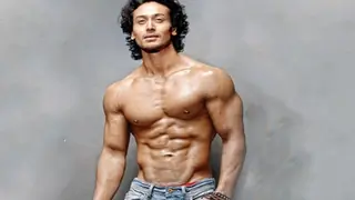 Tiger Shroff makes yet another RECORD; Breaks into the TOP 5 list Thumbnail