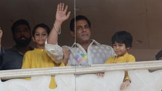 Salman Khan GREETS EID Mubarak to his fans gathered outside his Home Thumbnail