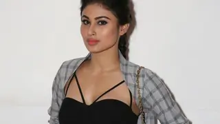 #Stylebuzz: Mouni Roy takes 'oomph' to a whole new level in this sexy black number Thumbnail