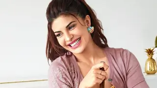 Jacqueline Fernandez has her hands full! thumbnail