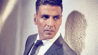 Akshay Kumar's CRYPTIC Tweet Intrigues his gold Co-actors! Thumbnail