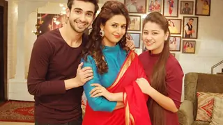 Divyanka Tripathi shared a THROWBACK picture from 'Yeh Hai Mohabbatein' and it is major nostalgia Thumbnail