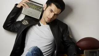 Ssharad Malhotra in an ALL-NEW look post Kasam Tere Pyaar Ki Thumbnail
