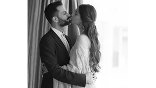 Newly Married Sonam Kapoor - Anand's latest picture is a Kiss of Love!