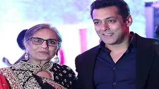 Salman Khan is engaged in a conversation with mom Salma Khan Thumbnail
