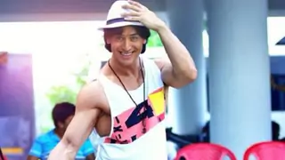 Tiger Shroff shows off his dancing skills in  Ready To Move song Thumbnail