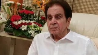 Dilip Kumar discharged after 14 days, but still on Nasal feed Thumbnail