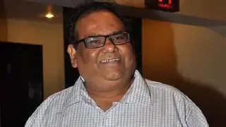Satish Kaushik's next directorial titled 'Kaagaz' Thumbnail