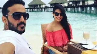 #Stylebuzz: Anita Hassanandani's Over-The-Top Look Is A Clear NO For The Beach Thumbnail