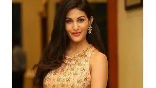 Bollywood actors without backing gain more respect, says Amyra Dastur Thumbnail