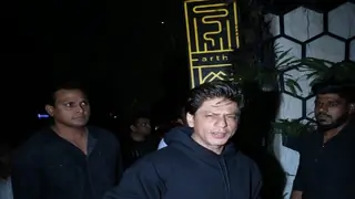 Here is why cops had to SHUT Shah Rukh's birthday party with his pals Thumbnail