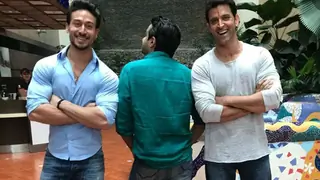 VIDEO: B-town hunks Tiger-Hrithik WRAPS UP the first schedule Thumbnail