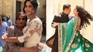 VIDEO:Katrina Kaif signs mass autographs on the sets of Bharat Thumbnail