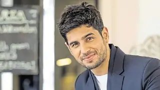 Fanboy in me for Big B, SRK will never die: Sidharth Malhotra Thumbnail