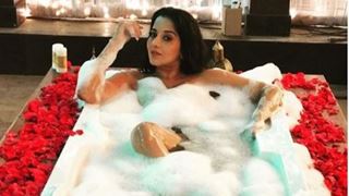 Monalisa Raises Temperature in a Bathtub Picture!